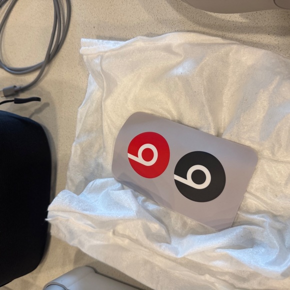 LIKE NEW BEATS HEADPHONES - Picture 3 of 5